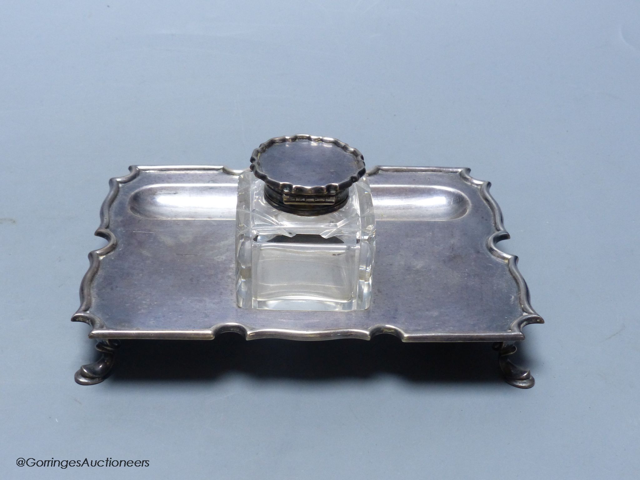 A George V silver rectangular inkstand, by Charles Stuart Harris & Sons, London, 1913, 17cm, stand, 6.5oz.